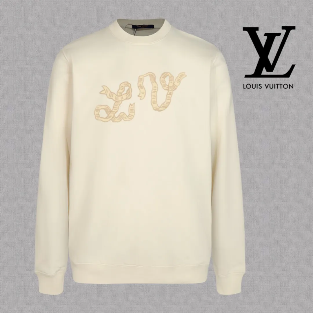 🅿️250 hot style on the shelves🔥❗ 💫〖Louis Vuitton LV〗 Fashionable round neck sweatshirt, casually matched with various styles, it is perfectly handsome😎The whole dress is made of double waistcoats, which makes the whole dress more three-dimensional. Not ordinary factories can do such fine work. The 2025 spring style counters are on sale, exquisite round neck terry sweatshirt, high-end double-strand pure cotton Customized drawstring ribs are dyed in the same vat and are complete with three standards. The chest craftsmanship adopts a simple and elegant pattern on the chest, which is easy to control for any age group! Fit and comfortable! Customized thickened 440g terry sweatshirt fabric, soft and comfortable to the touch, with a three-dimensional shape! 🙌🏻 It’s also very breathable, so it’s a versatile style that can be worn with any outfit! ✔Color: Black White Apricot Size: S M L XL 2XL